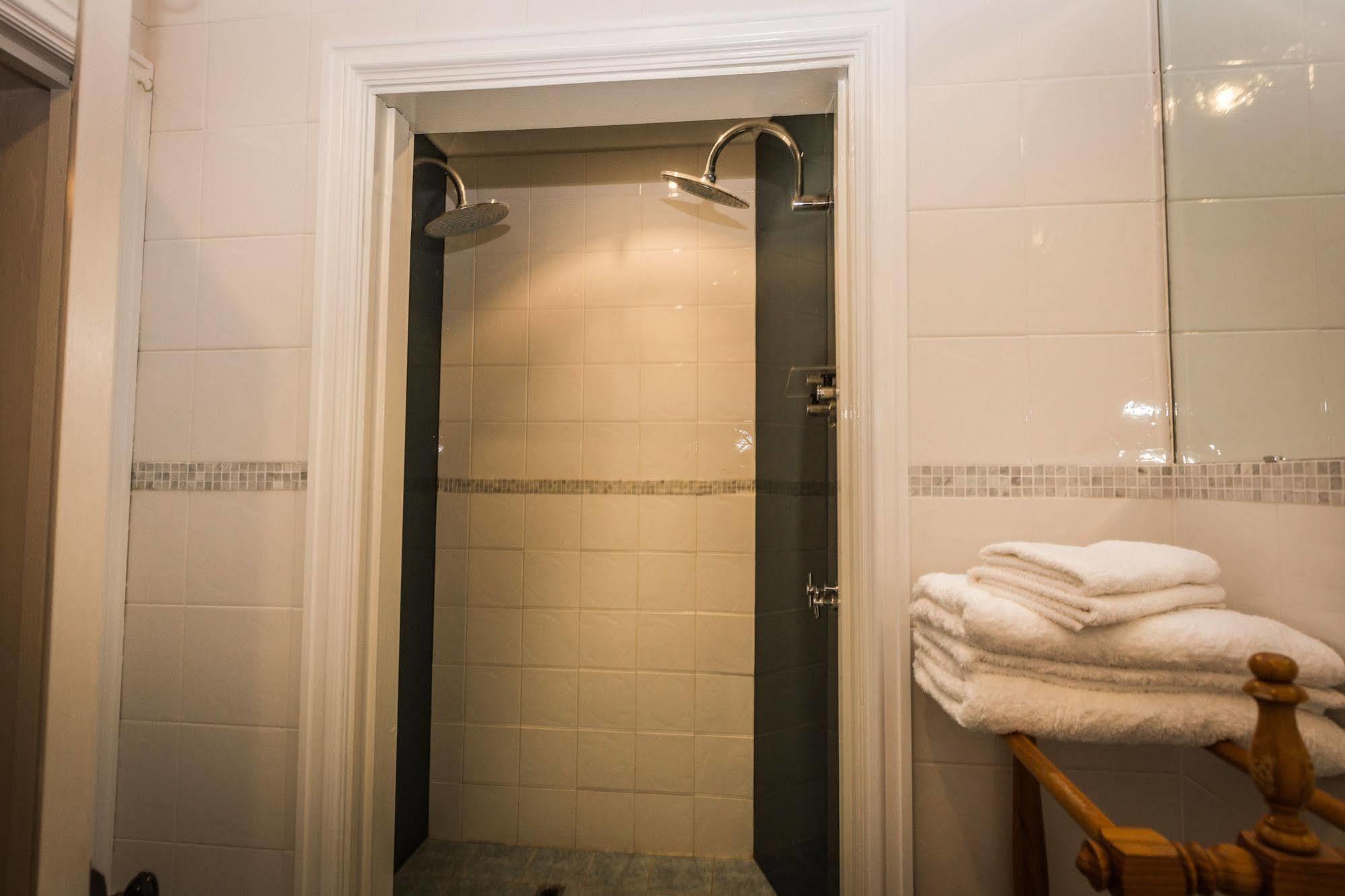 Suites On Avon York Buitenkant foto